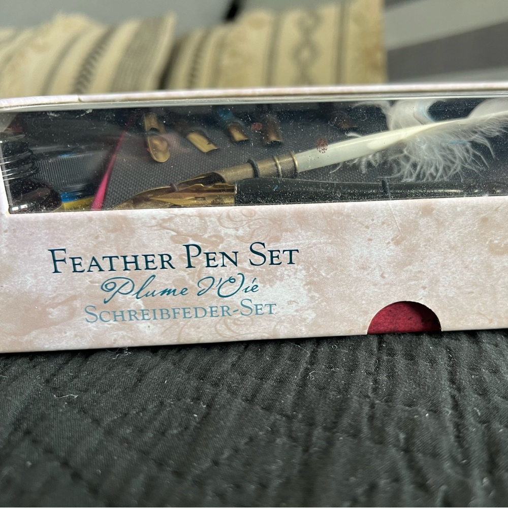 Feather pin set